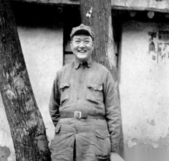 司令员把缴获的一大批金条给黑了。政委知道了，门一关，俩人谈。这事儿放今天，枪