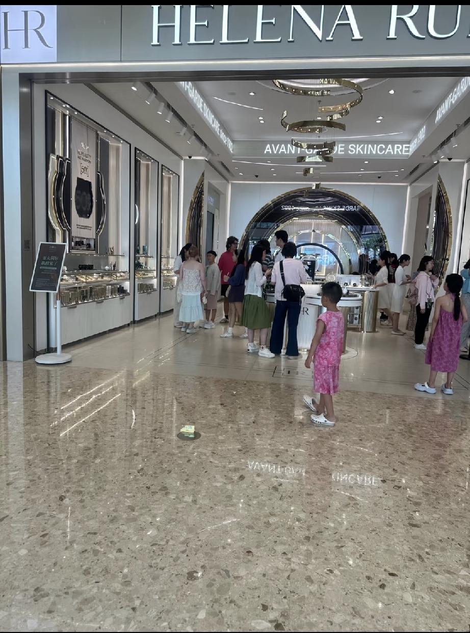 8月18日，金龟子现身三亚免税店，远看个子好矮，穿10厘米增高鞋好笨重，脸有点老