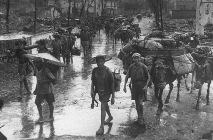 1937年10月，一支奉命前往淞沪战场支援的川军，拿着钱在南京的街头买胶鞋、吃卤