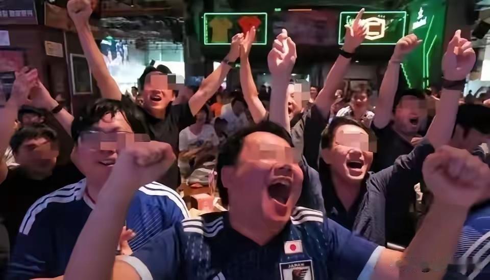 太过分了！上海一酒吧，一群中国90后的“日本球迷”，穿着日本队球服，身上是“旭