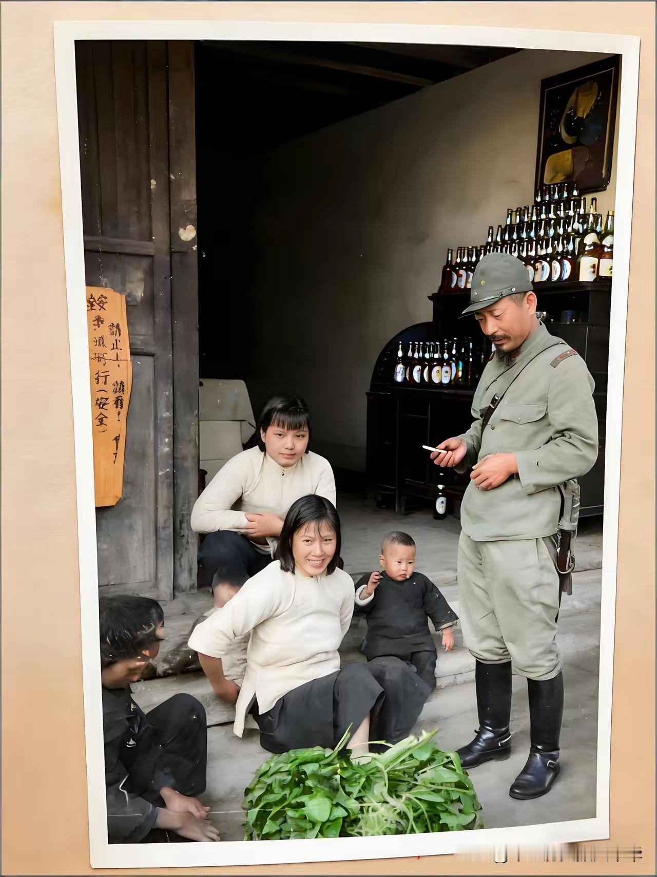 1938年6月，这张照片应该是拍摄于江浙沪地区，被日本人占领的某城镇。照片中，一