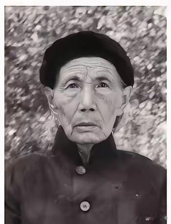 在西宁羊毛厂，被俘的西路军女战士屠大桂每天拣羊毛、撕羊毛。后来她被分给了马家军的