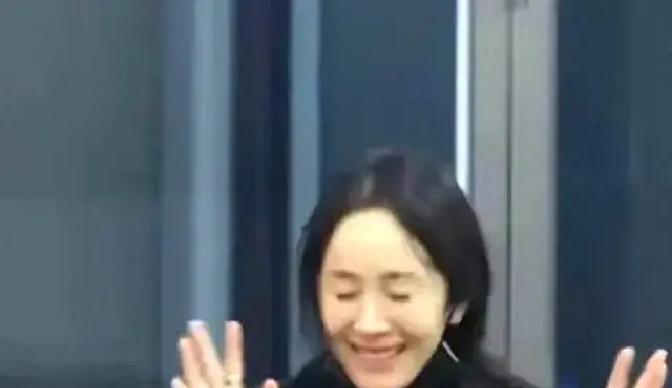 当你们还在讨论她红毯上的第几套高定时，杨幂的资本棋盘，已经落子到了汉江对岸。8