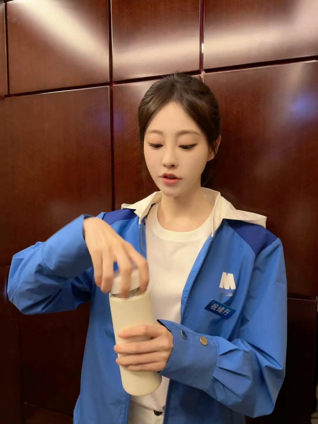 所以谁捡到我们祝绪丹班长的保温杯了，怪不得最后一天换成了粉色的杯子