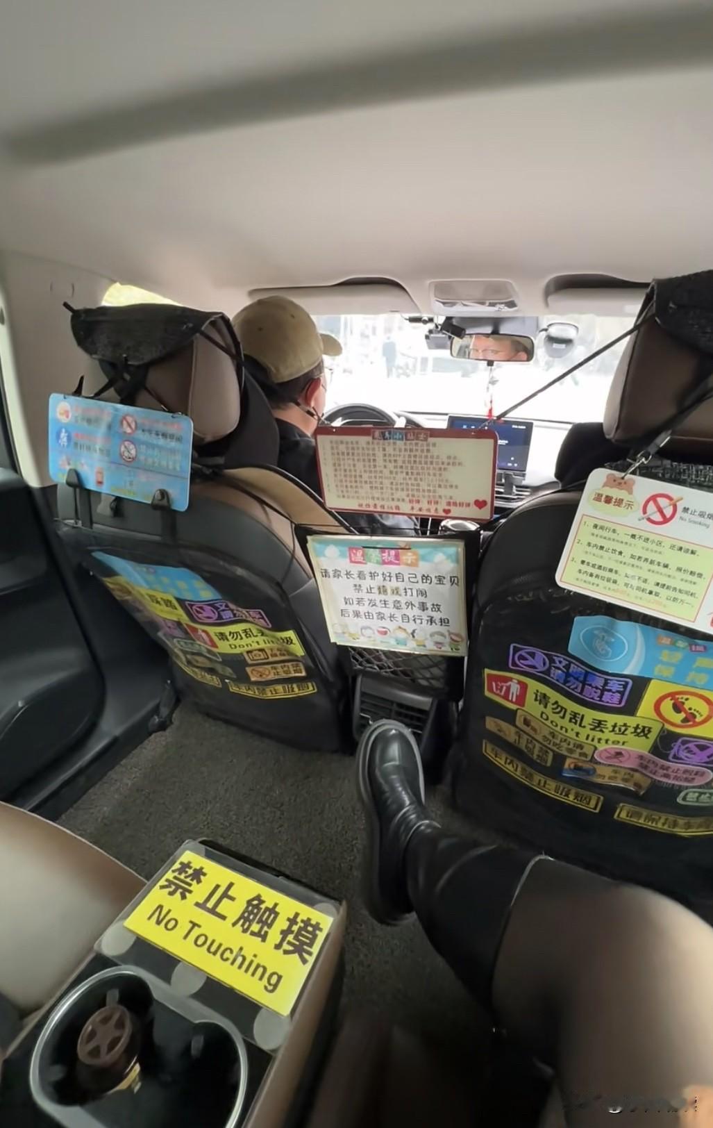 哈哈，这车坐上去会不会让乘客产生密集恐惧症？这司机是不是做的太过了啊！