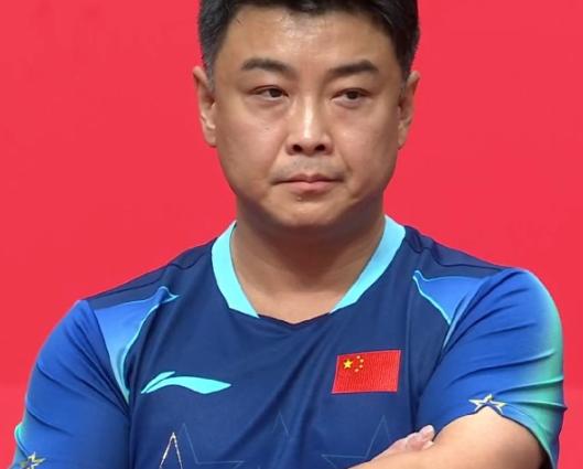 王楚钦3:2险胜林昀儒，为国乒男团拿下首分的时候！大家注意到王皓指导的表情了吗？