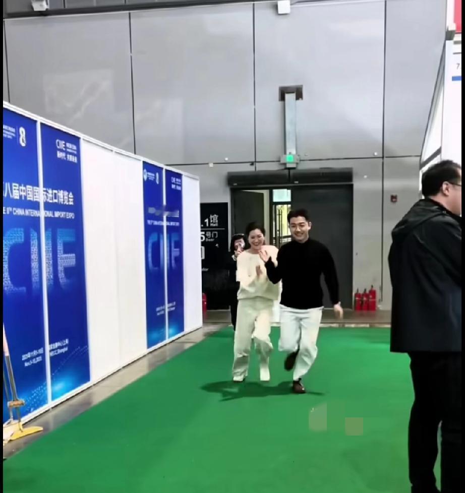 这两人是有多热爱工作？居然飞奔着来上播，不知道的还以为后面有追兵呢！得亏董董