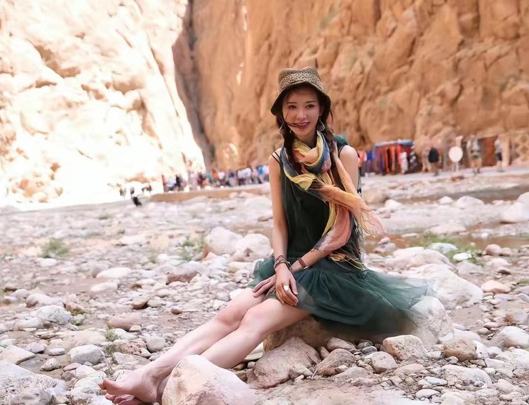 林志玲，这一位美丽的女神，拥有着让人羡慕不已的修长美腿。每当她出现在公众场合，那