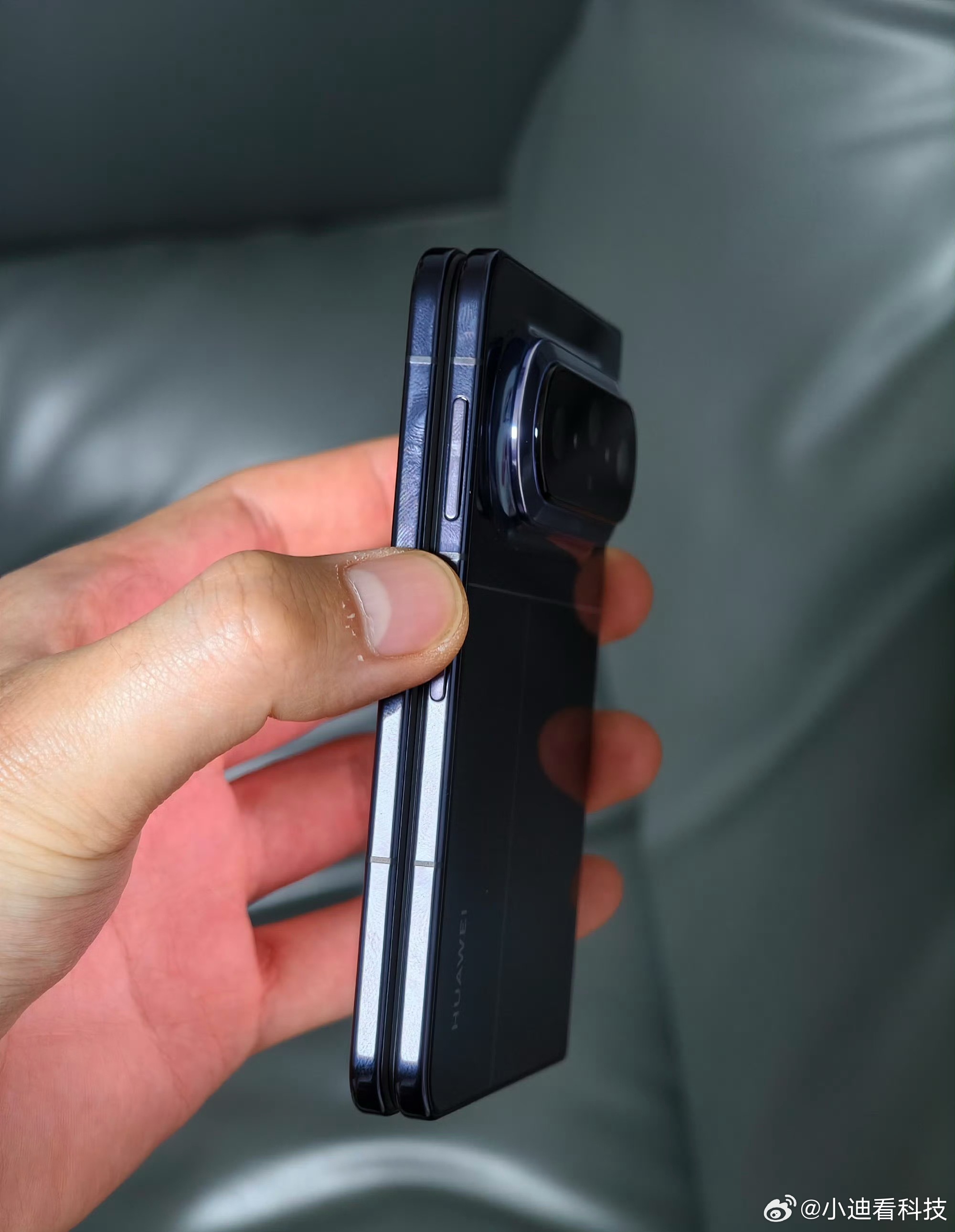 最近华为PuraXMax卖得是真的火，看消息销量已经破25万了，最近上手试了