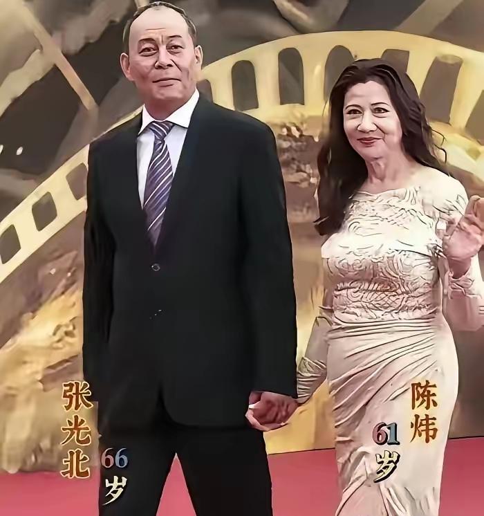 张光北与夫人陈炜出席活动，夫人的衣品引热议，陈炜的衣服感觉没有选好，这身材穿这衣