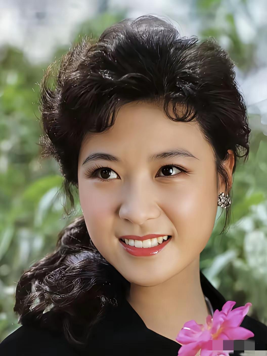 这是一位三十年前家喻户晓的女演员，不但人长的漂亮，演技也非常好，谁还记得她吗？能