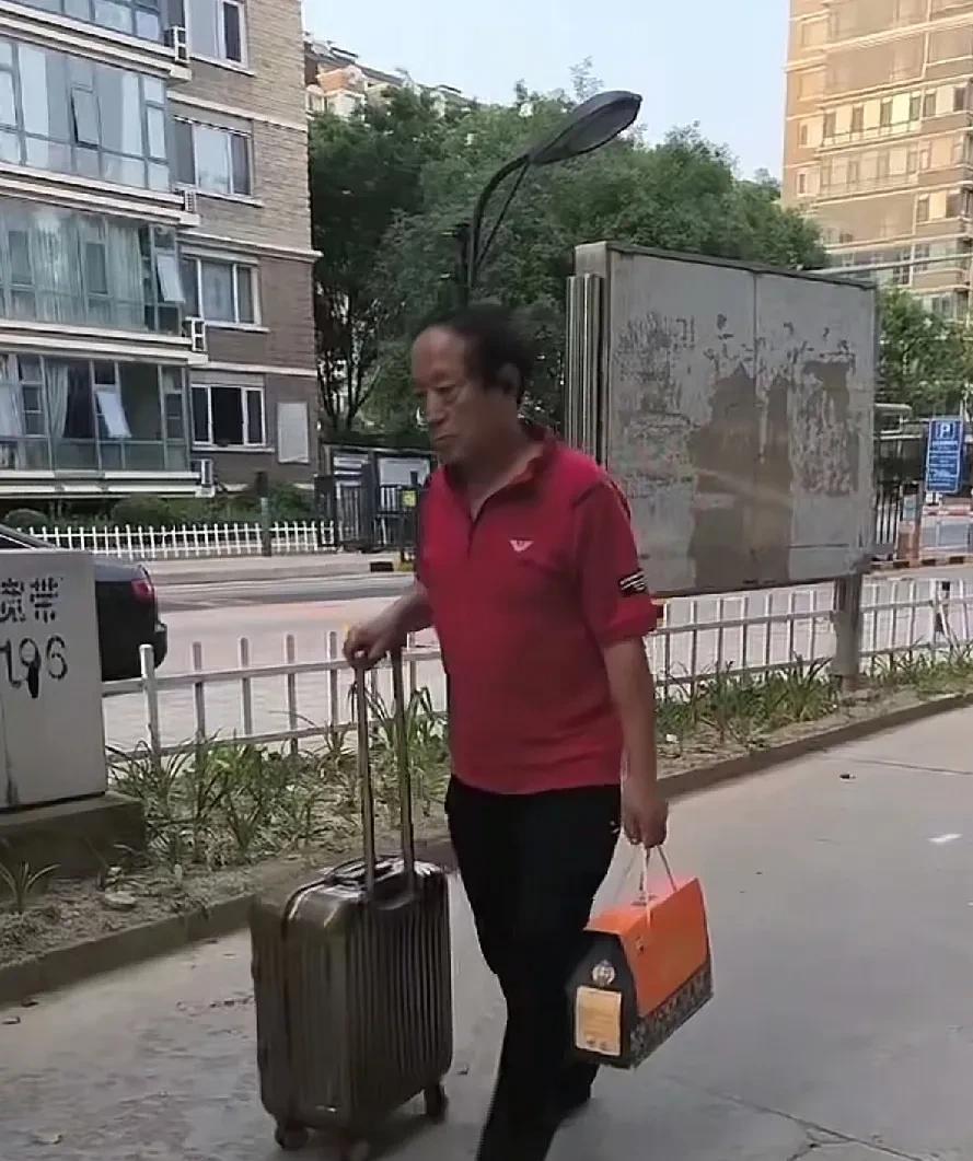 “离开冯巩后，牛群越混越惨”，76岁牛群近况曝光，打扮朴素鞋子破旧，人老了很多。