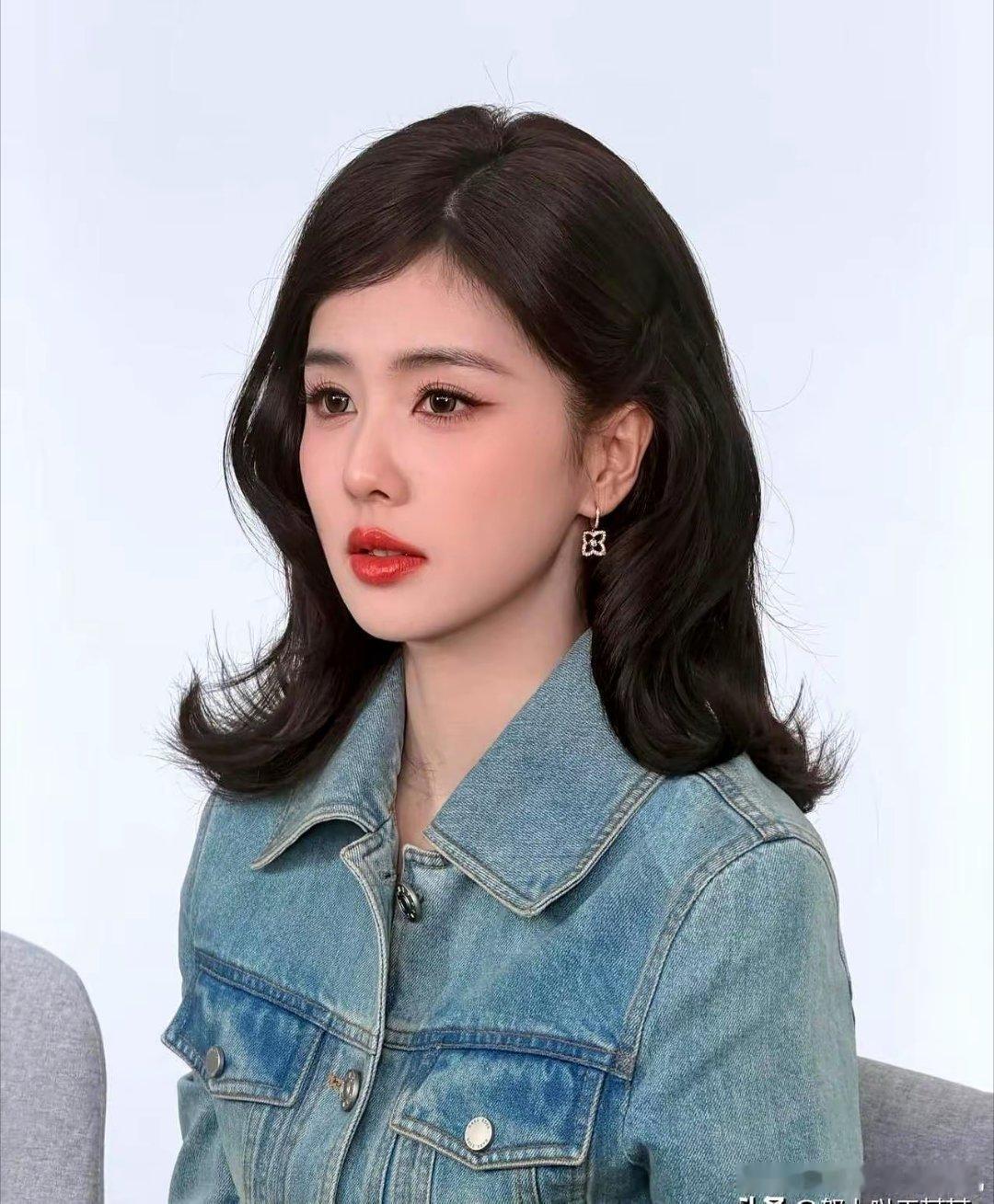 一年播三部剧霸屏热搜，白鹿突然对着央视镜头说：“我空了。”不是矫情。2025年，