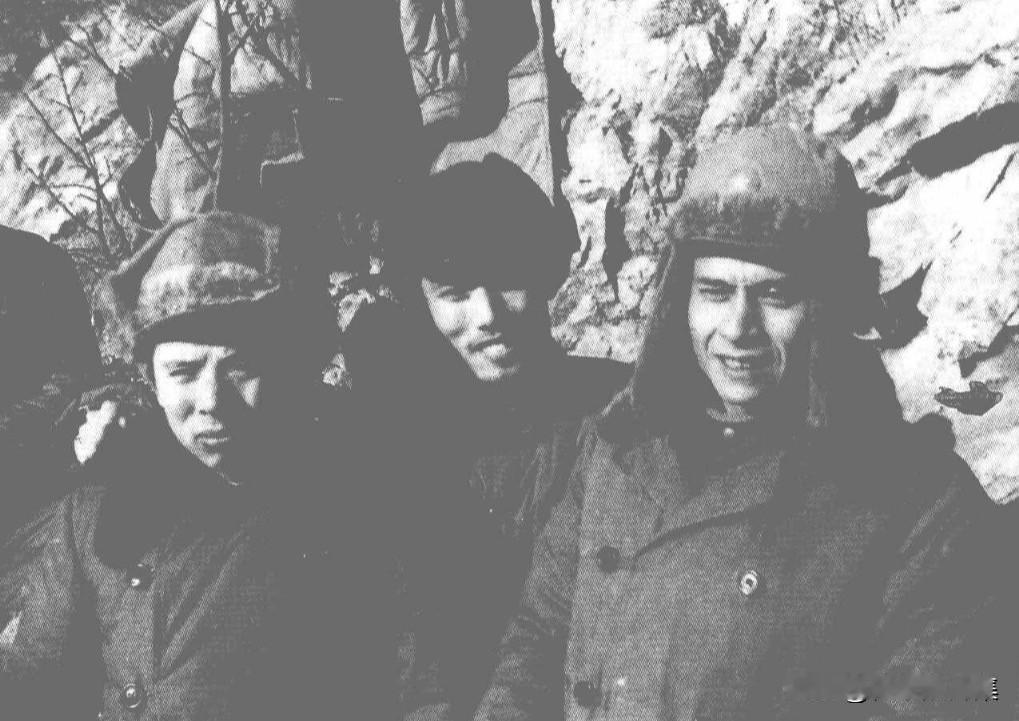 1950年12月，中国人民志愿军第26军副军长张铚秀与军长张仁初（左一）、政委李