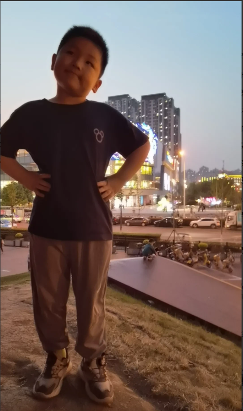 晚上理完发店长给我发了一根烟，我出于礼貌就接了。出门后，6岁儿子跟我说以后别人给