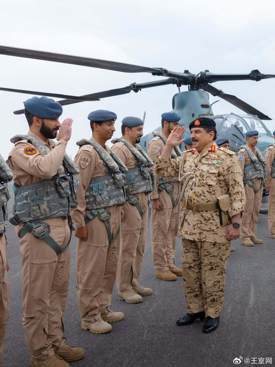 巴林王室🇧🇭3月9日，巴林国王哈马德慰问巴林皇家空军。世界各国王室国王的笑容