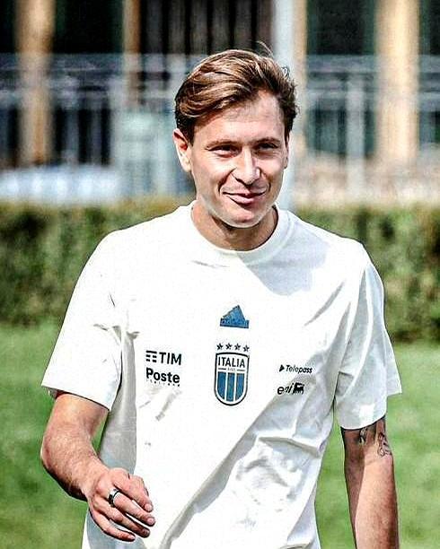 当年单赛季能刷13次助攻的国米队副，现在连世界杯附加赛的国家队征召资格都悬了。