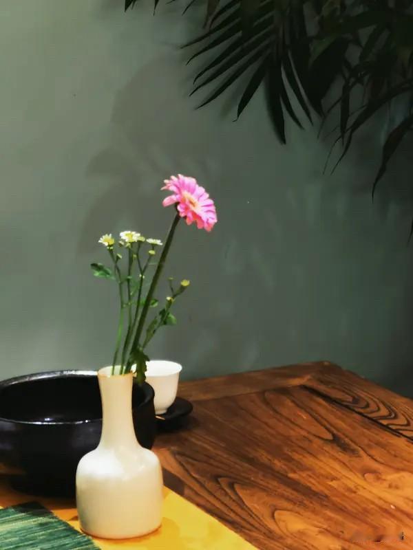 人生减法，自在清欢尘世漫漫，我们总在一路追逐，忙着积攒财富，忙着攀附名利，忙