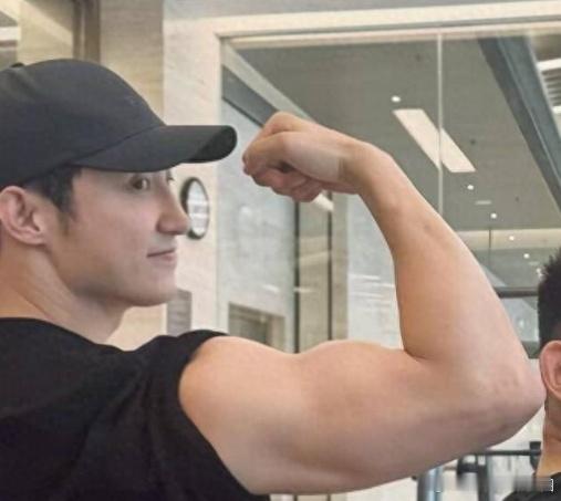 黄景瑜这身材这肌肉全是锻炼的痕迹又帅又正又奶脸还小太完美了​​​
