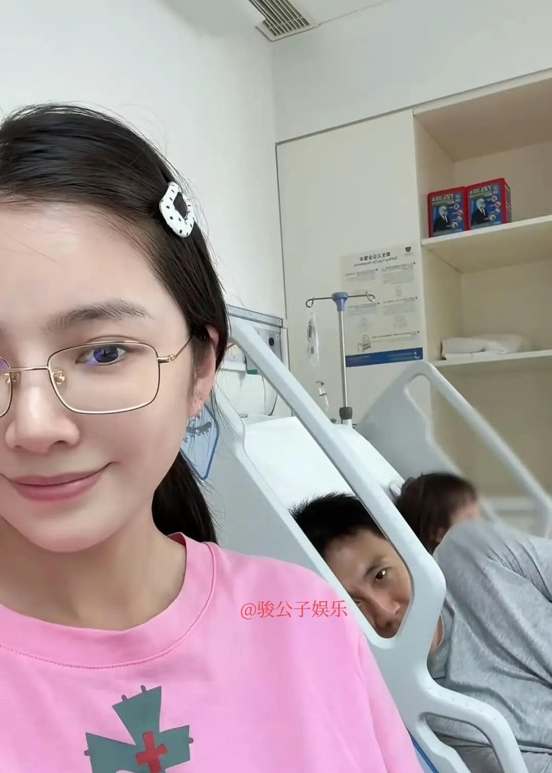 王灿女儿住院，杜淳陪床画风清奇。他庸懒地躺在病床上，姿势妖娆，一人就占了大半位置