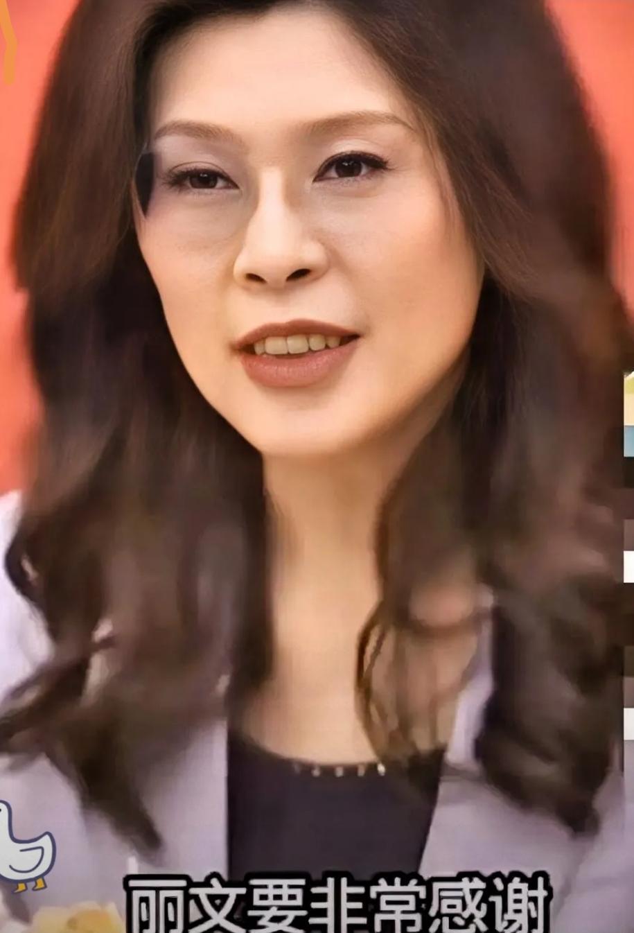 郑丽文这次发言，挺让人意外的，全程竟然都在低头看稿子，一点没脱稿。她以往在