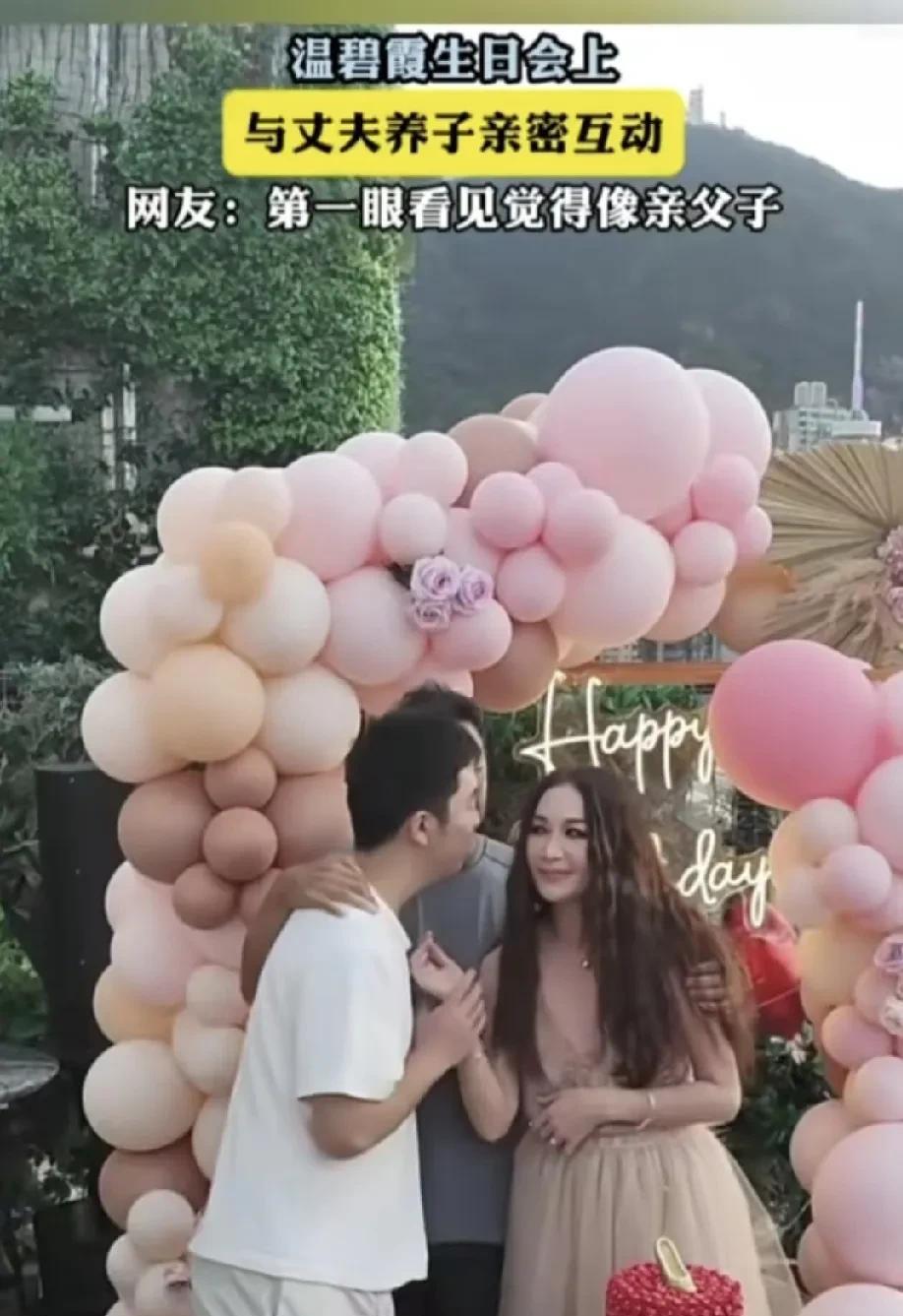 这小孩看着好猥琐，一副迫不及待的样子，就像猴急猴急的那种。瞧他爸爸的表情，还拉着