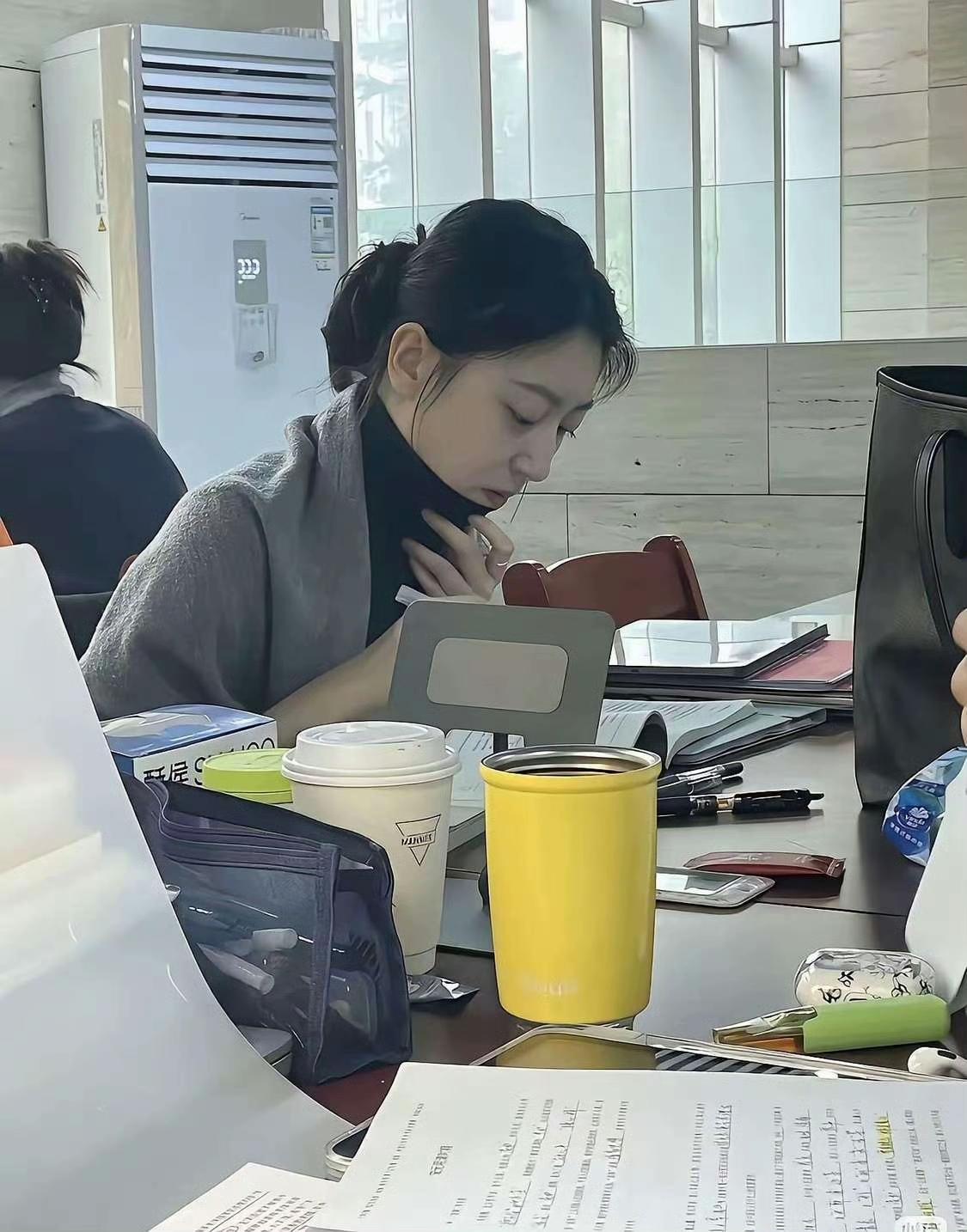 办公室里，女生在认真工作。