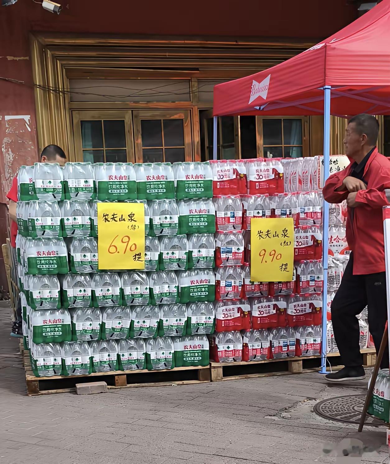 为什么以前2块一瓶的水，现在突然都降到几毛钱一瓶了？？大家有没有发现，瓶装水