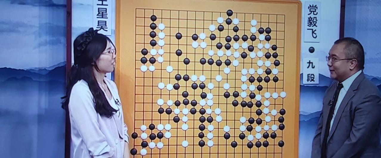 在景德镇举办的第26届阿含.桐山杯中国围棋快棋公开赛决赛结束，王星昊九段执白中盘
