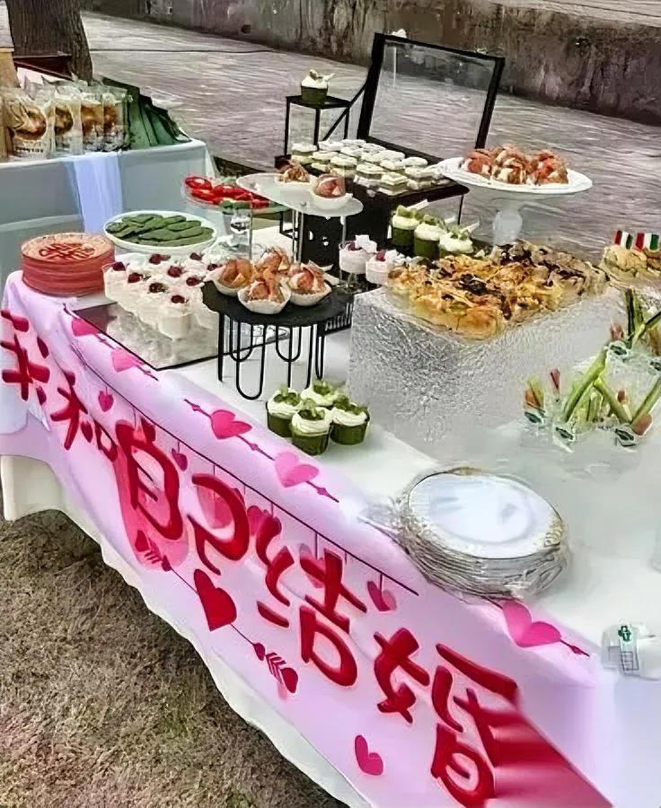 笑不活了真的太荒谬了那位在大理搞“嫁给自己”集体婚礼的女网红，这下是真踢