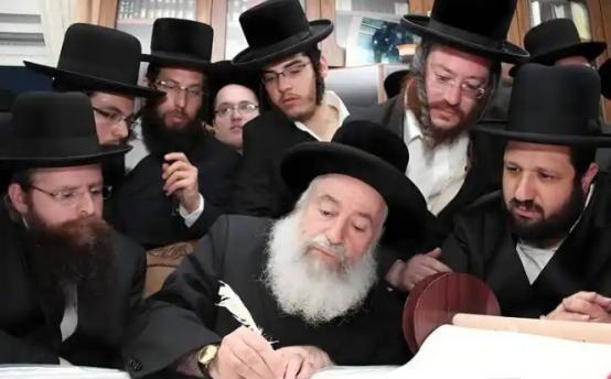 美国这个国家有个特点，它的主要统治阶级犹太人，对华裔一直非常警惕。为啥呢？犹太人