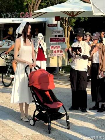 何穗在阿那亚拍广告，穿白色长裙推婴儿车