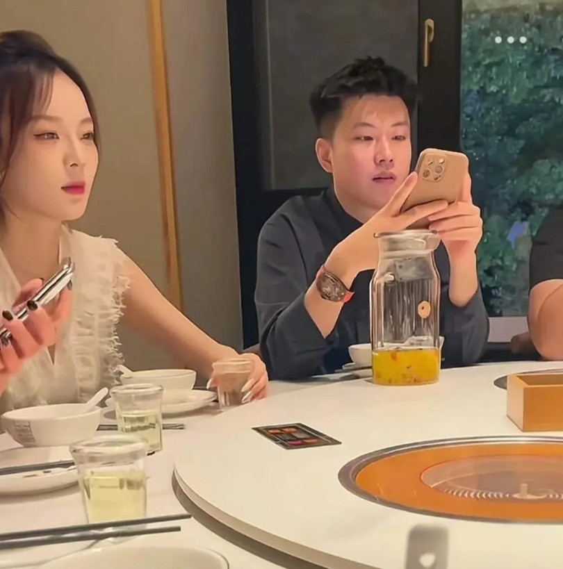 赵心童，新赛季成绩直线下滑赵心童自从上赛季末夺得世锦赛冠军后，人就“傲”起来