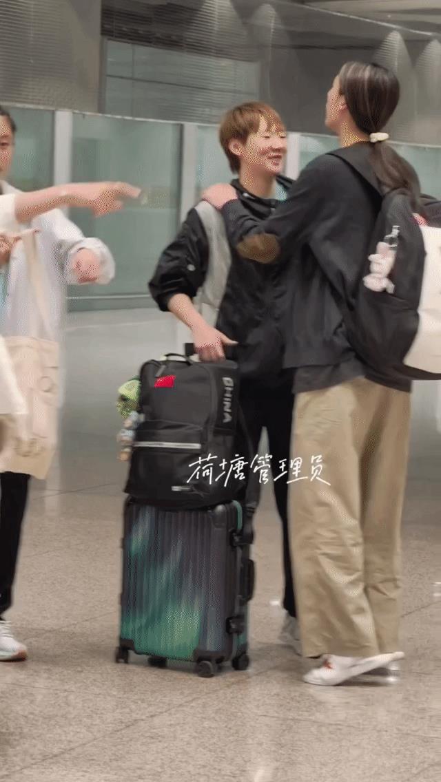 主动和陈熠妹妹比身高，被陈熠按住肩膀无情碾压后，笑着推开妹妹的王曼昱太可爱了！