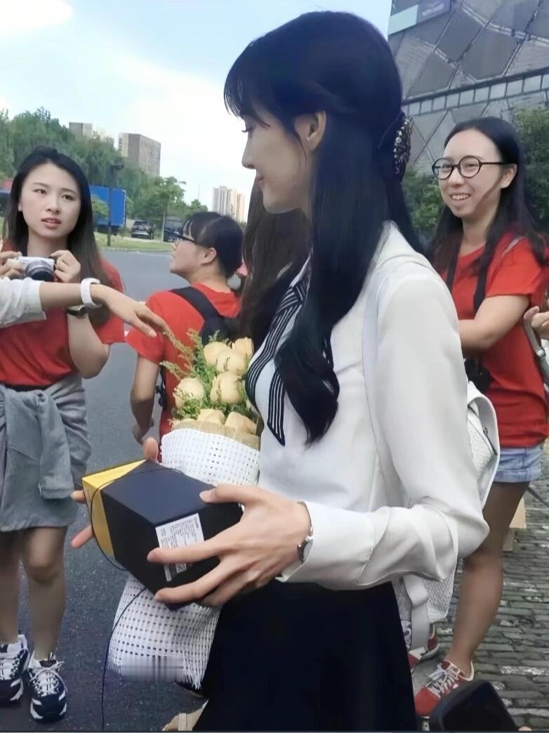 爽子小白花天花板，古早白月光，那个时候多火啊。。好运硬是作没的。唉她不适