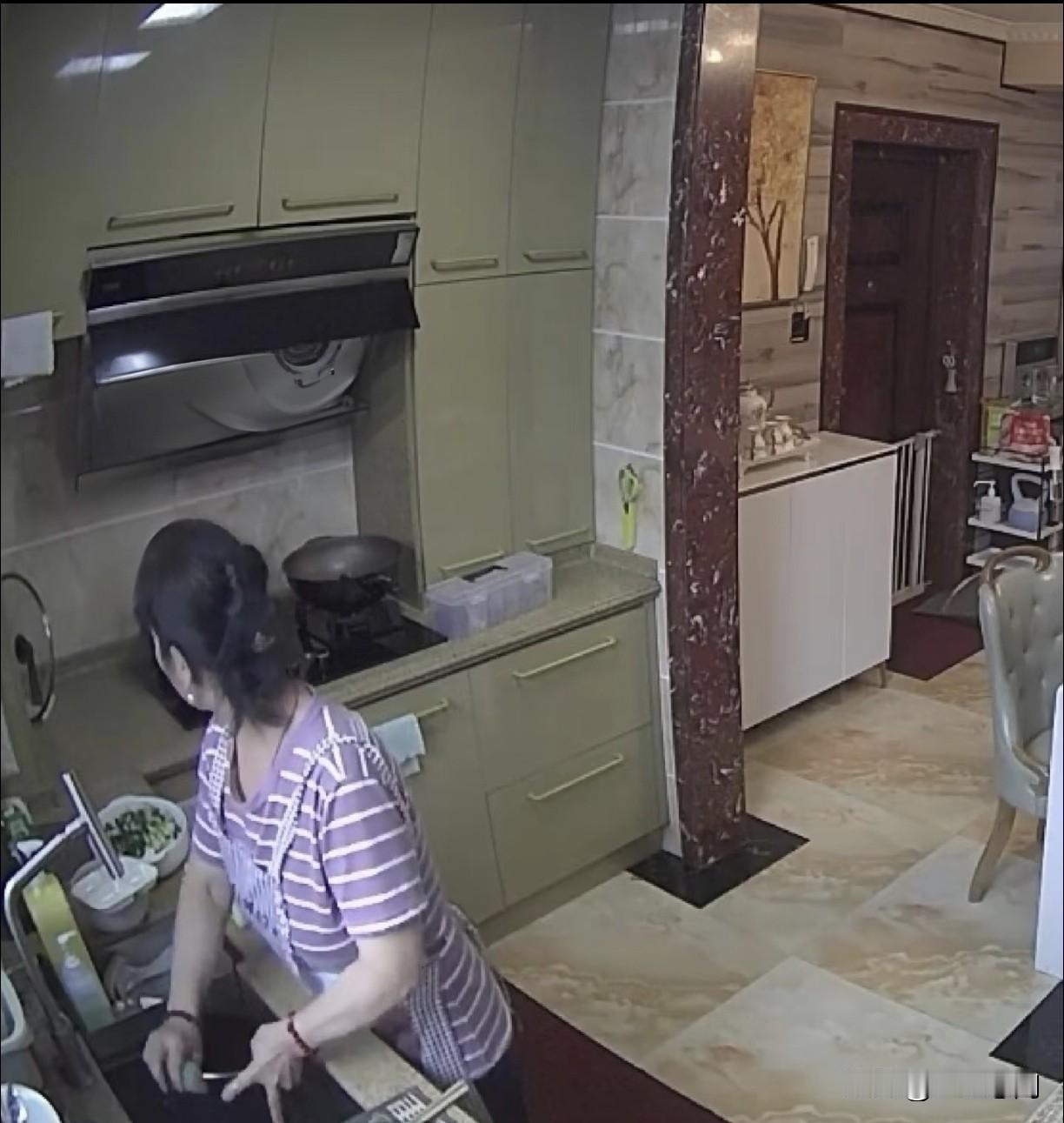 一位女业主说：“花8000块请的住家保姆，居然连一头蒜都要偷偷塞包里带走！一开始