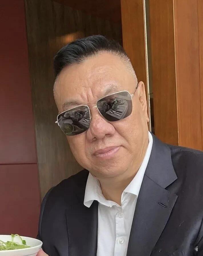 他是男高音歌唱家，如今也老了，头发鬓白，戴着一副墨镜，不知道你还能认出他不？我觉