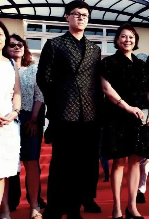 图为唐国强与二婚妻壮丽所生的小儿子唐英集。唐国强这个儿子长的很儒雅，也很帅气