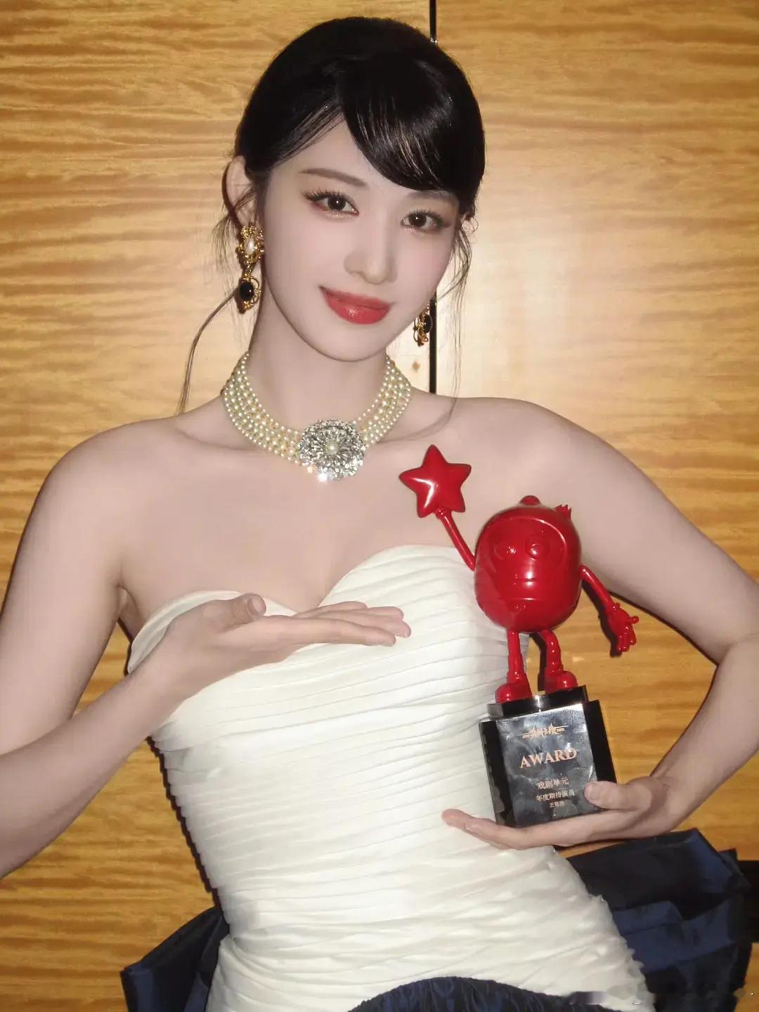 突然发现王楚然和杨紫的妆照好像，一瞬间没认出来