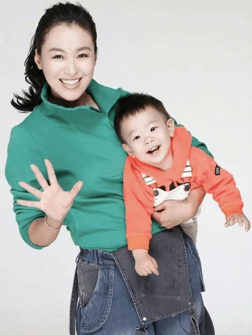2010年，演员沈傲君怀孕六个多月了，但丈夫却因工作长时间不在家，一天晚上，家里