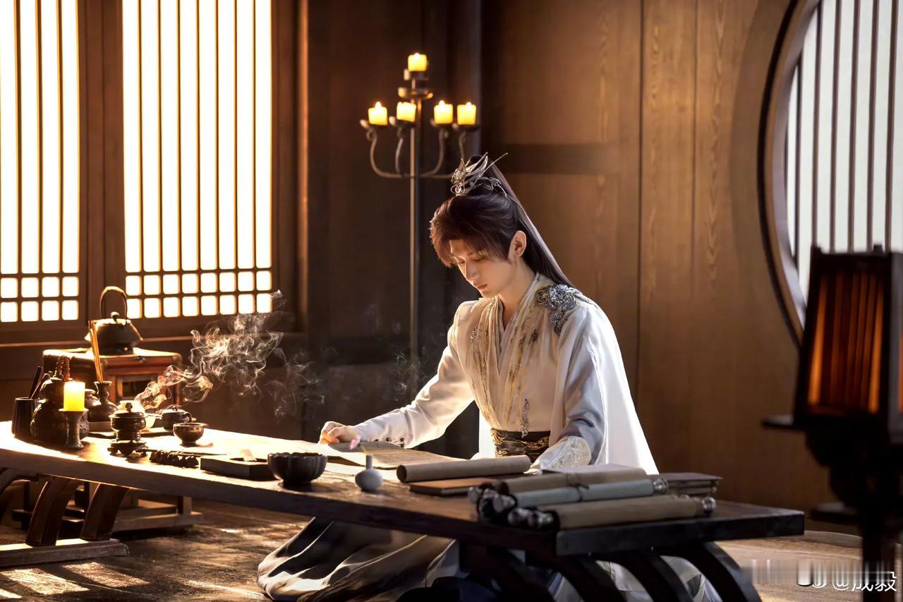 成毅助理打粉丝，根本不是那么一回事！有同机的人员透露，当时成毅被私生饭围堵，已