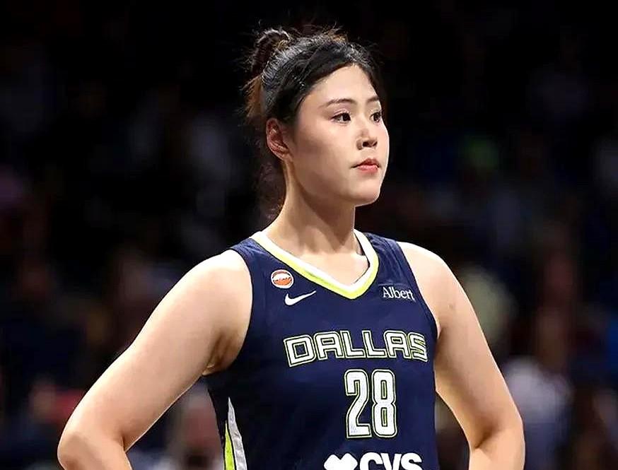 北京时间6月10日，WNBA总裁杯激战正酣，李月汝所在的达拉斯飞翼队上一场比赛
