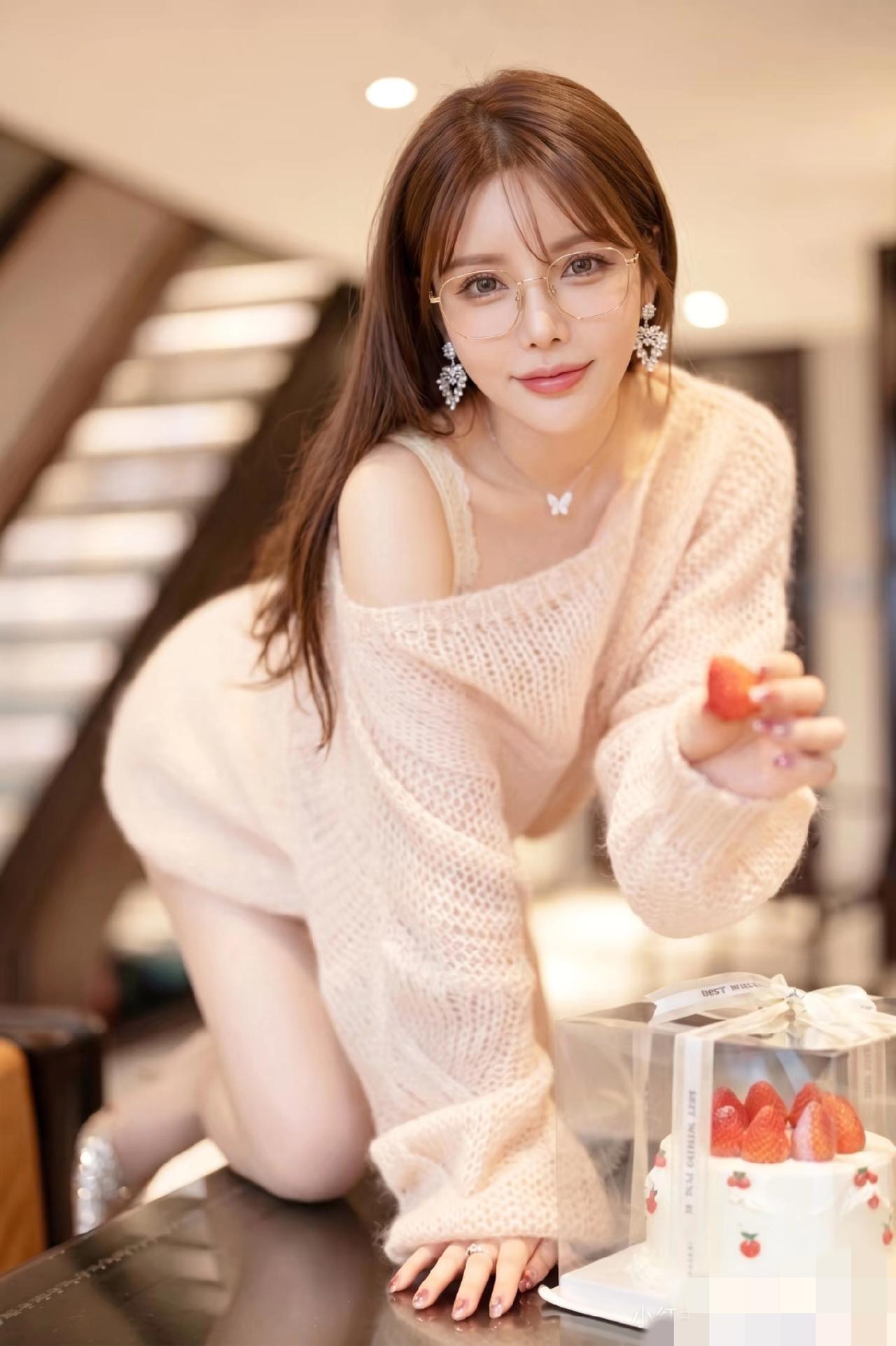 蛋糕，草莓，你最喜欢哪个？但我最喜欢的是眼镜！