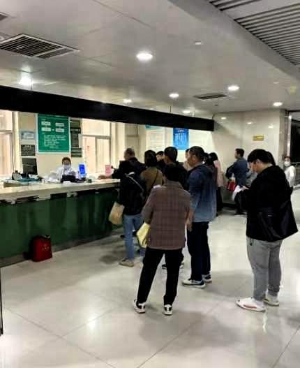 我一个同学轻度脑梗，大夫让立刻打溶栓针，费用也已经缴纳，治疗即将开始。就在这时，