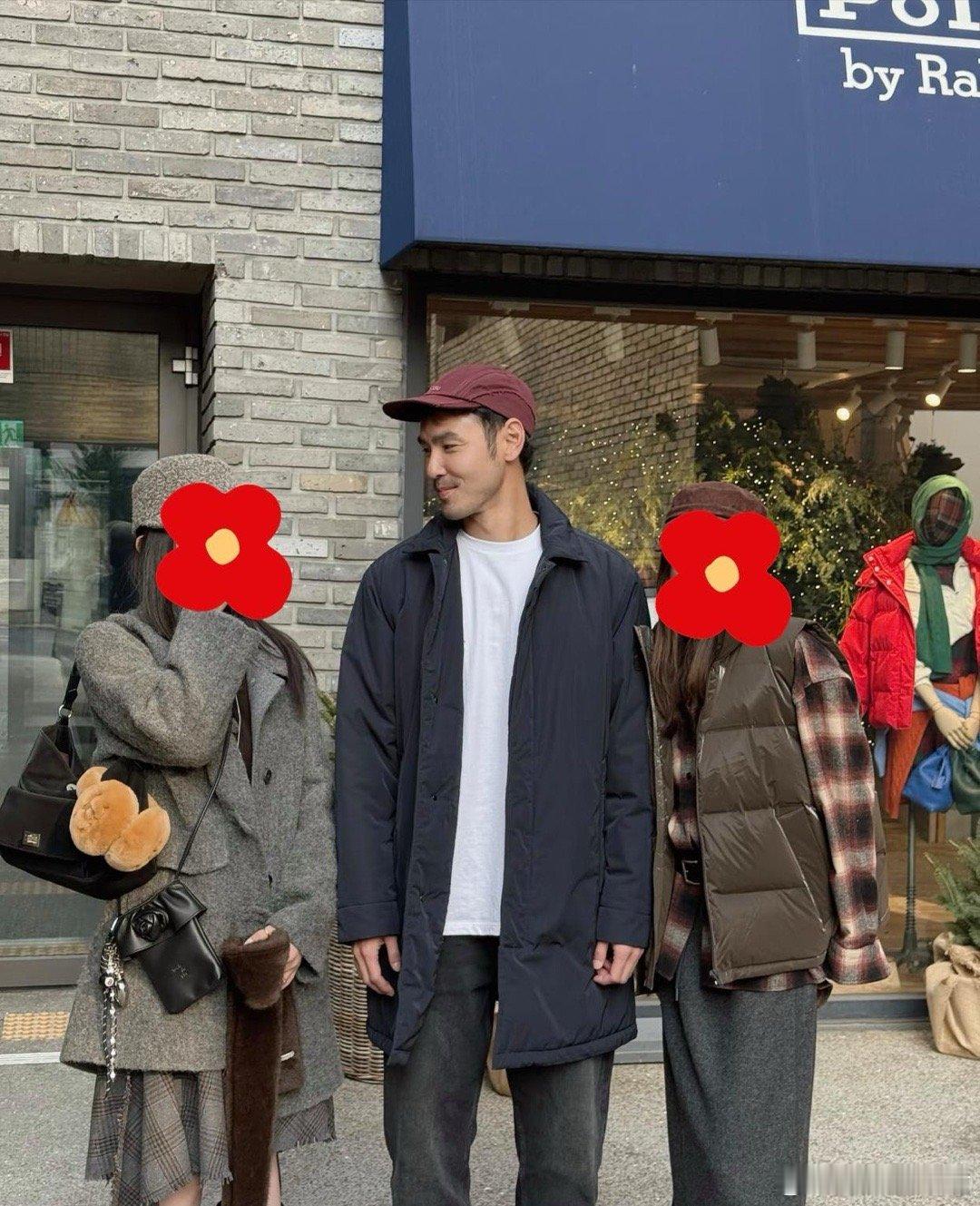 阮经天韩国被偶遇，他戴酒红色帽子穿着黑色棉服配灰色裤子，看起来帅气十足！