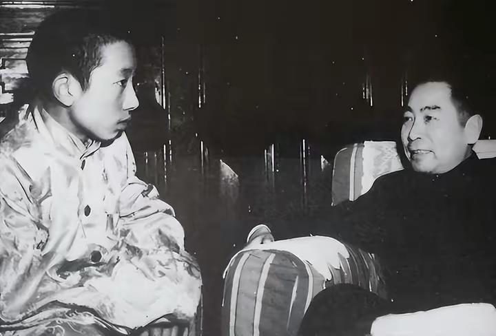 下图是十四世达赖和周总理的一张抓拍照，时间是1956年，当年，十四世达赖年21岁