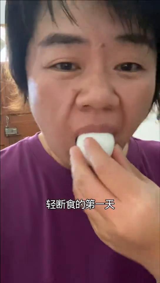 暴涨3.5斤，姐妹们别慌，开启急救轻断食的第一天。·早餐一个鸡蛋，主要是补充优