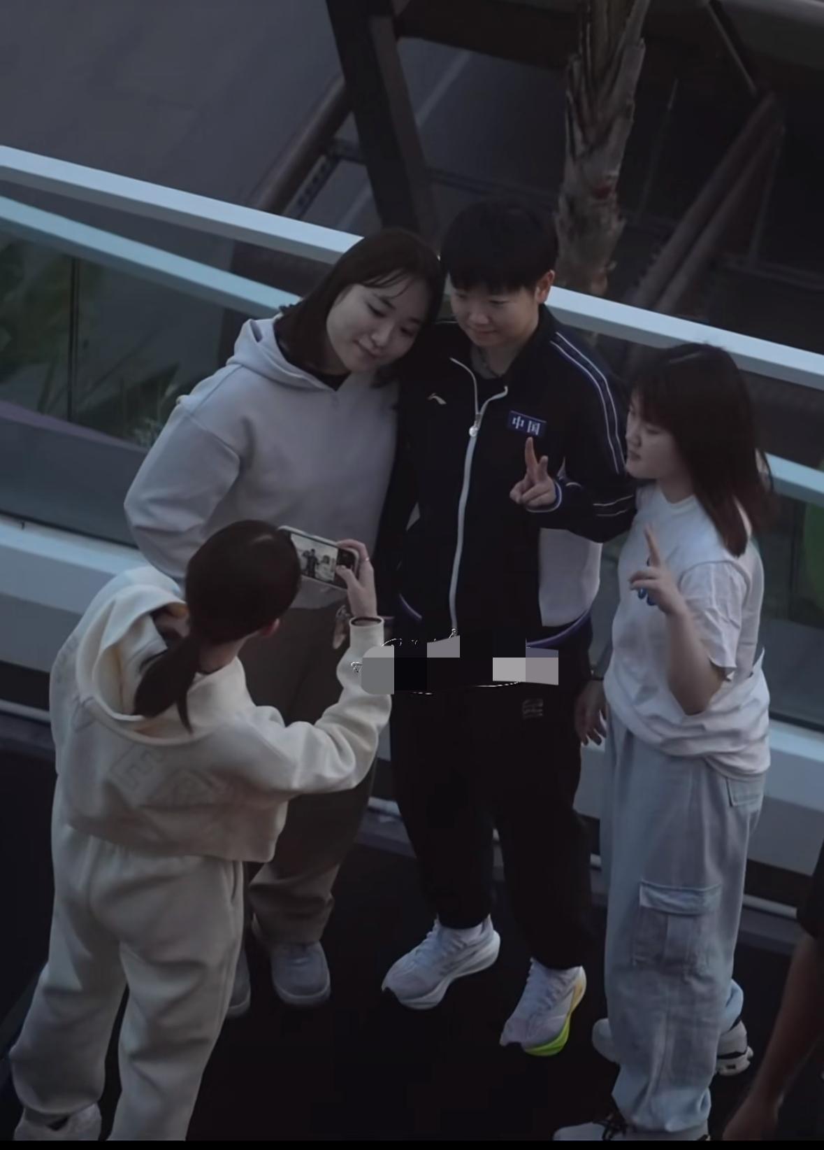 孙颖莎与伊藤美诚大藤沙月亲密合影12月8日，昨天还在打成都混团的国乒队员，