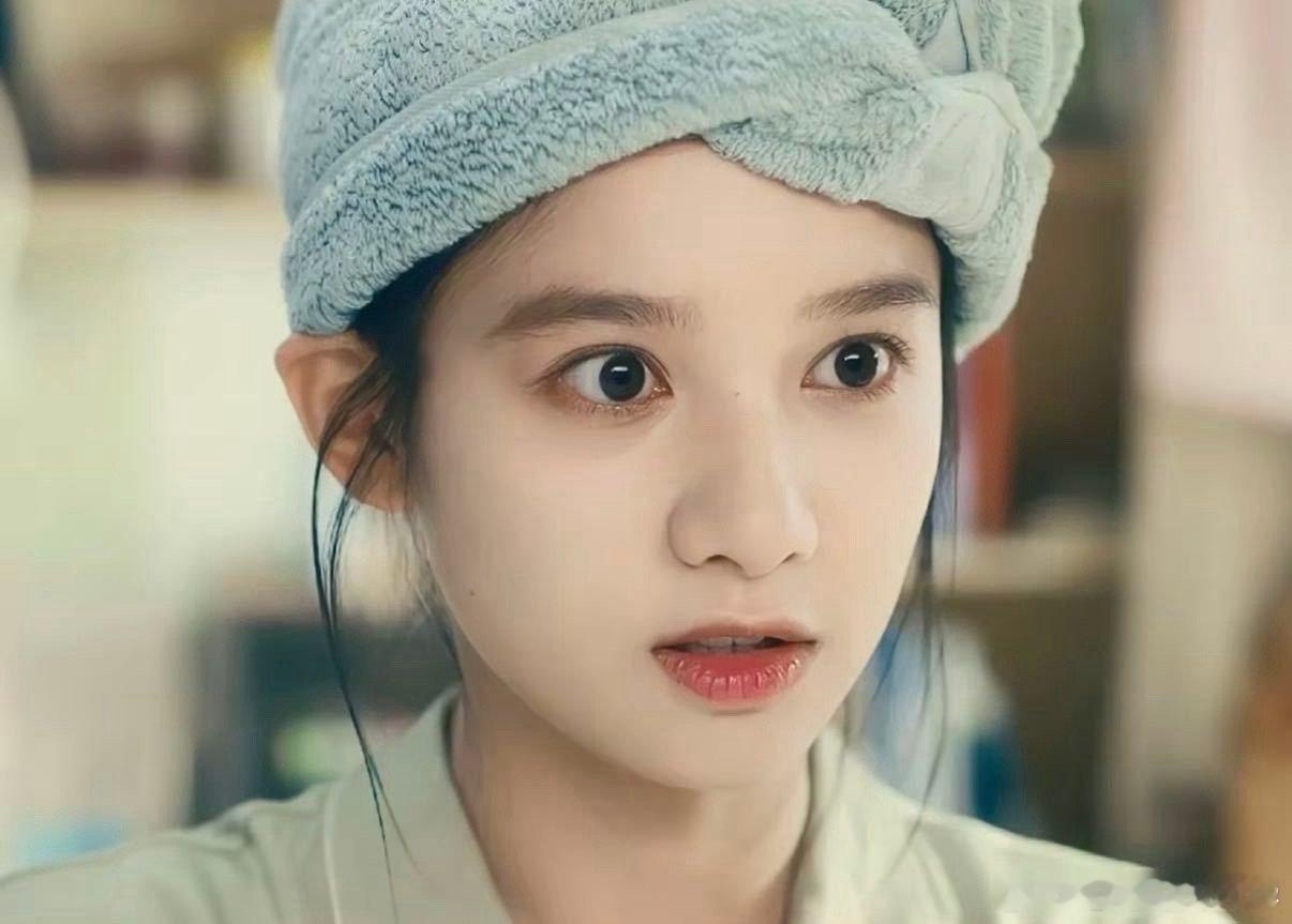 陈妍希张婧仪干发帽的正确用法看陈妍希把干发帽戴出温柔感，头发披一侧太绝；张婧