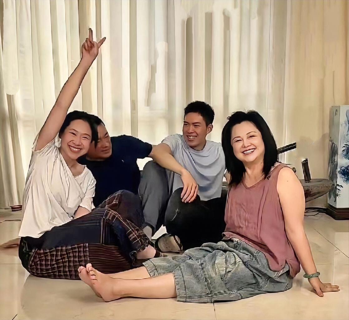 丁海峰一家四口，儿女双全看着好幸福，